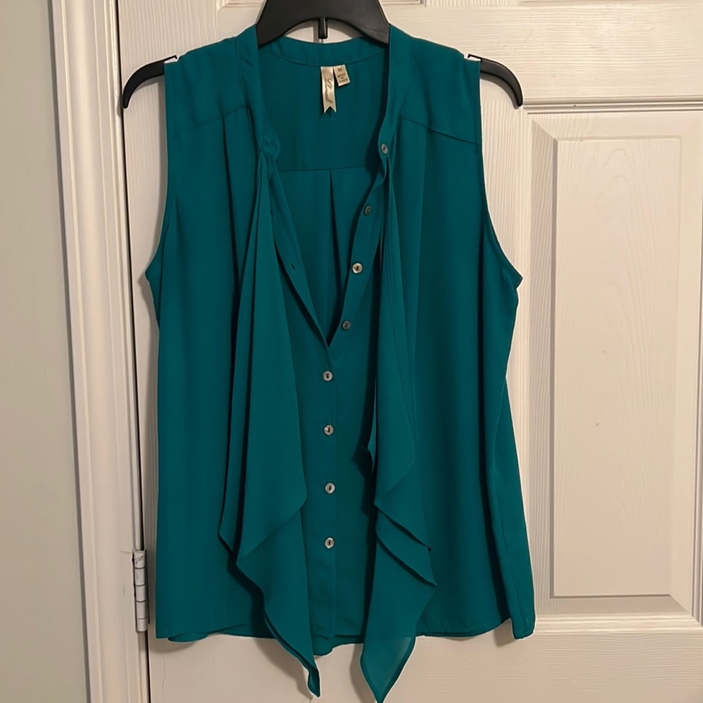 Green sleeveless blouse, bow tie top